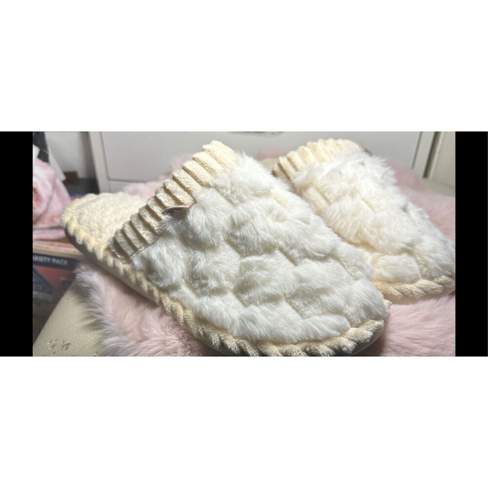 Draft Listing Cream and white colored plush closed toe slippers size 10.5/11￼ - Picture 5 of 8